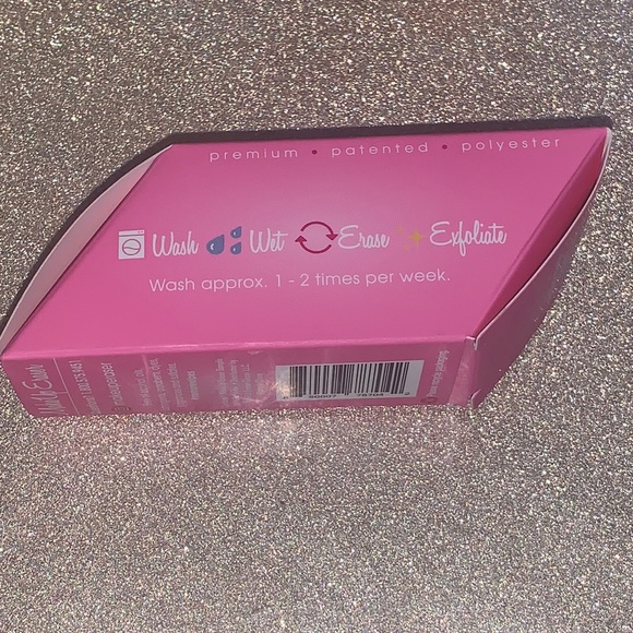 🍒2/$28 or 3/$38🍒 MakeUp Eraser (Mini Size) - Picture 3 of 4